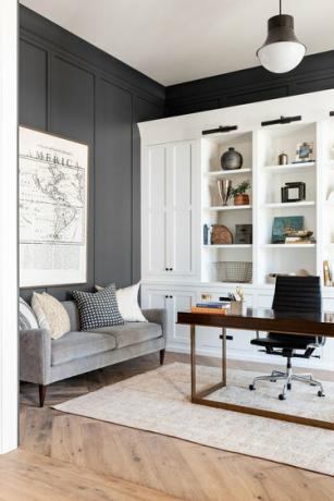 escritório cinza escuro e branco com branco embutido e luminária moderna