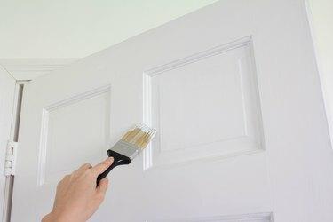 Baltų durų dažymas rankomis teptuku