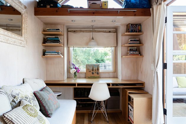 Sol Haus Design piccola scrivania e divano