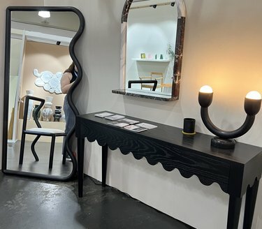 καθρέφτες και τραπέζι κονσόλας με χτενισμένες άκρες από την Cam Design Co.