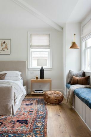 ideia da cor do quarto branco com tapete colorido e assento na janela azul