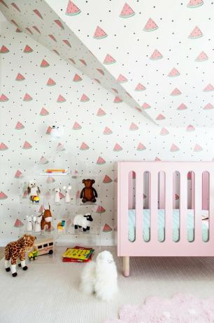 minimalistisch kinderkamerdecor met watermeloenbehang en roze wieg