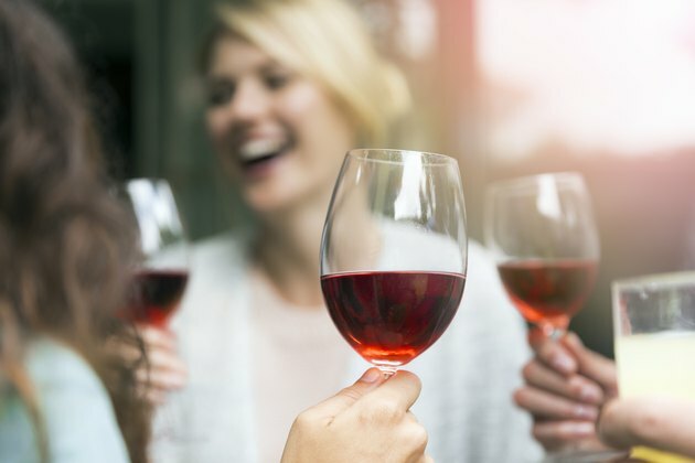 Verre à vin tenu par une femme lors d'un rassemblement social