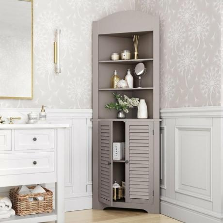 Taupe hoekbadkast in traditionele badkamer met chique afwerking