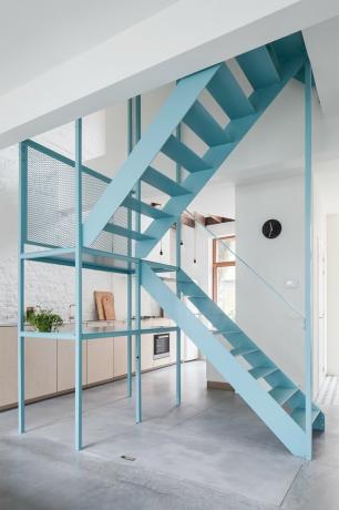 السلالم العائمة الزرقاء في المنزل البسيط