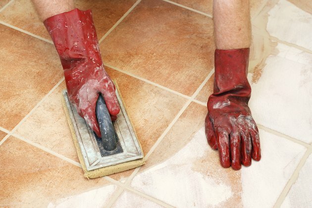 Enlever l'excédent de coulis des carreaux