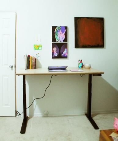 mesa de pé com arte na parede