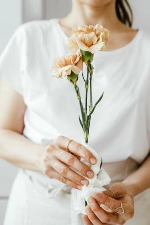 Velg hardføre blomster som holder og pakk endene inn i vått papirhåndkle