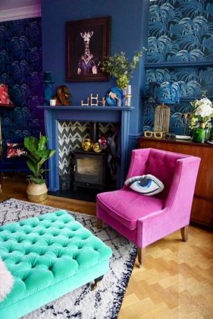 ecléctica sala de estar azul oscuro con papel tapiz botánico
