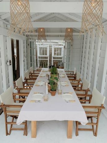 Small Garage Ideas na garagem dos anos 1920 renovada como um espaço para eventos com mesa e cadeiras