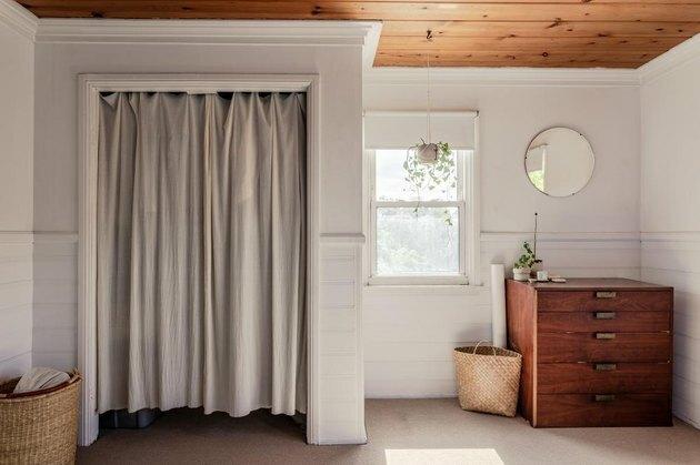 tratamentos de janela de quarto branco com teto de madeira e persianas