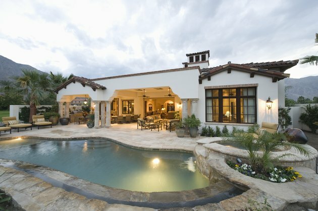Piscina e exterior de casa moderna