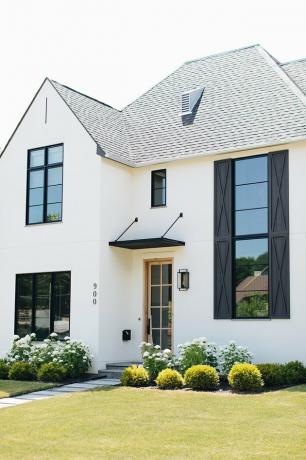 casa moderna com guarnição de porta de madeira