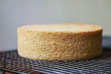 Torta sulla griglia nera