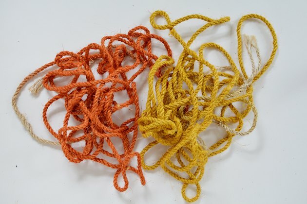 Oranžinė ir geltona sizalinė virvė