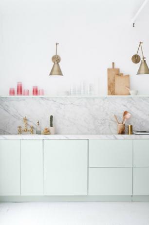 mintgroene keuken met marmeren backsplash