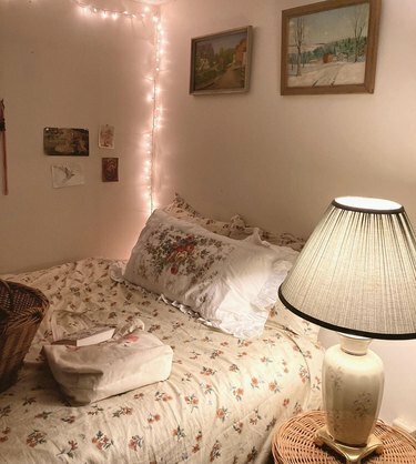 sypialnia z bajkowymi światłami wiszącymi w rogu