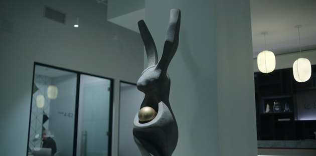 a escultura do coelho comissária de bordo