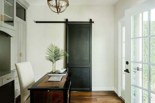Portas de escritório doméstico com porta preta de celeiro em escritório doméstico por Lauren Haskett Fine Design