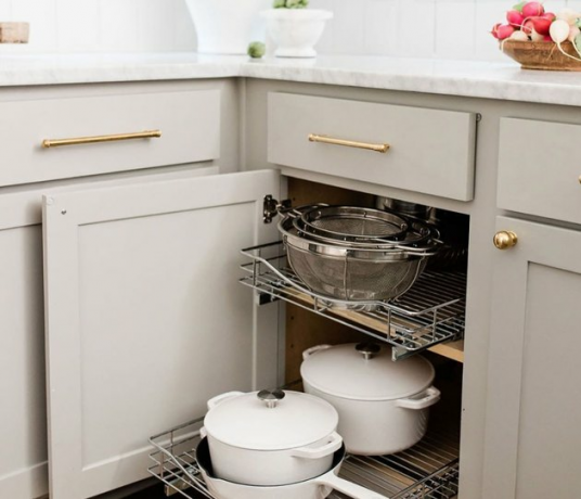 como organizar armários de cozinha com prateleiras removíveis