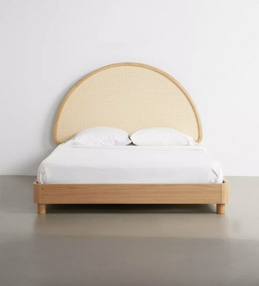 Urban Outfitters Mabelle Bed, alkaen 1 299 dollaria