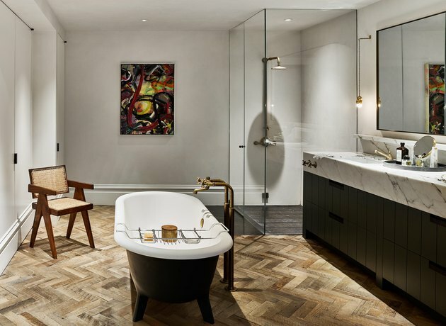Arrecadação para casa de banho moderna com arrumação de parede a parede da NICOLEHOLLIS
