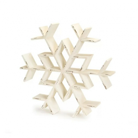 decoração de natal de casa de fazenda com prateleira de floco de neve com tinta lascada em branco