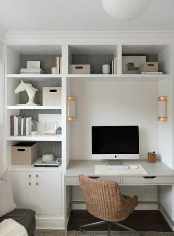 oficina en casa neutra con empotrados blancos y apliques de pared de latón