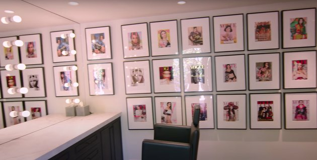 La chambre glamour de kendall jenner avec ses couvertures de magazine