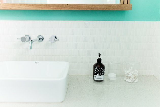 dosseret de salle de bain avec lavabo