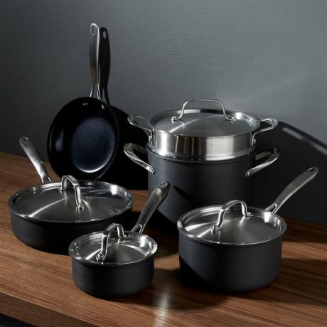 potes e panelas de cerâmica preta servidos na cozinha