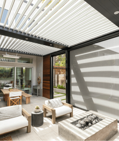 Pérgula linear contemporânea em preto e branco com móveis modernos e lareira ao ar livre