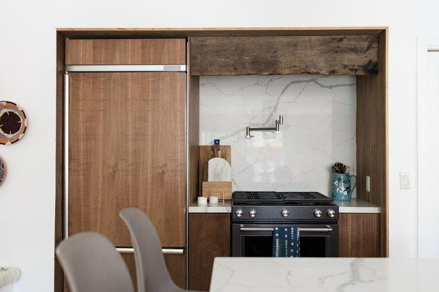 backsplash de mármore cercado por madeira na cozinha