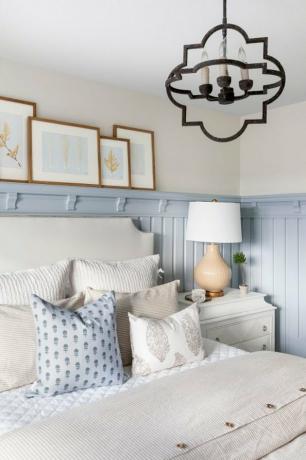 ideias para quartos pequenos em casa de fazenda com painéis em azul bebê