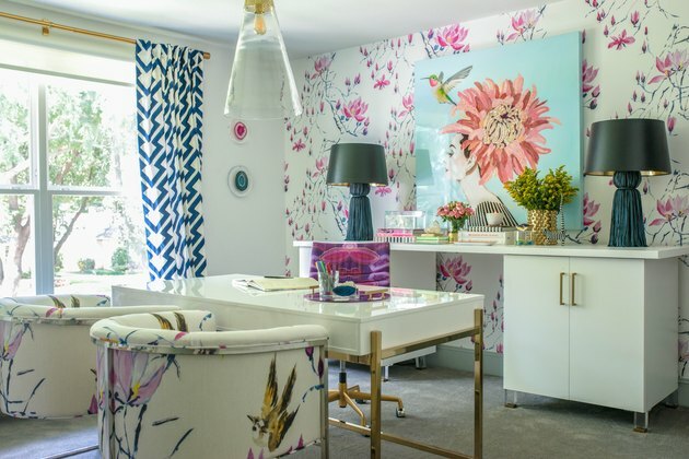 Ideias de organização de mesa com home office com mesa branca e papel de parede floral do Studio Ten 25