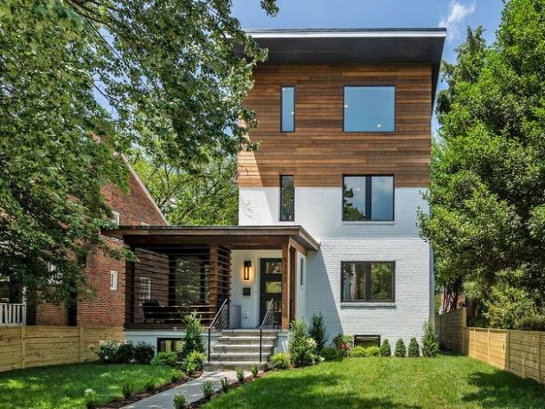 Witte en houten exterieur huiskleuren op moderne traditionele bakstenen huis