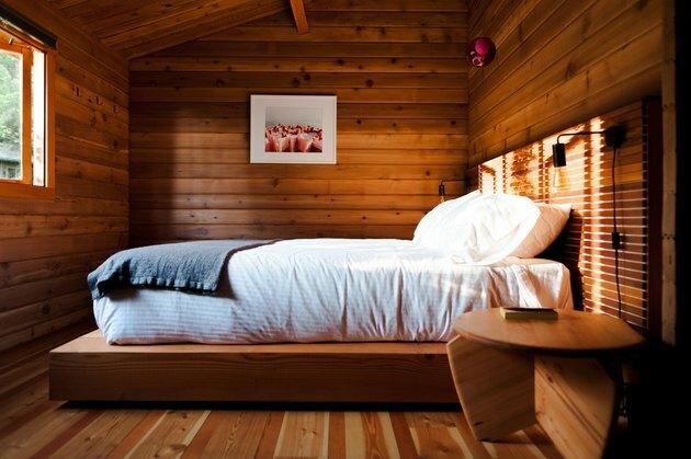आरामदायक बिस्तर और कस्टम हेडबोर्ड।