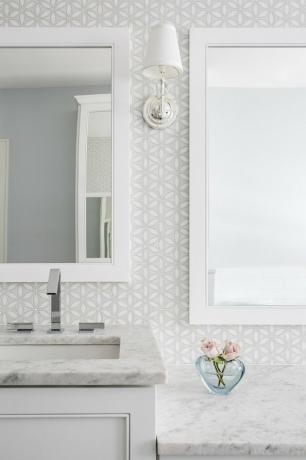 Banheiro projetado por Karen B. Wolf Interiors com torneira cromada