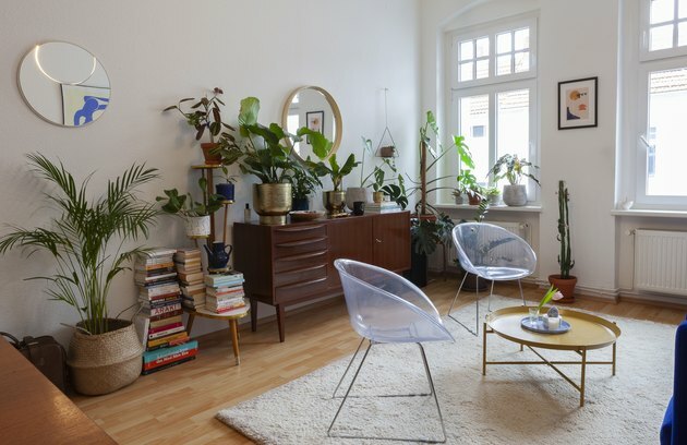 salone di Berlino con credenza e piante