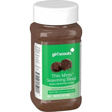 Kirkas muovinen maustesäiliö, joka on täytetty Girl Scouts Thin Mints -maustesekoituksella. Siinä on kirkkaan vihreä etiketti.