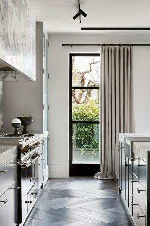 نافذة المطبخ المعاصرة مع الستائر الرمادية وألواح النوافذ السوداء