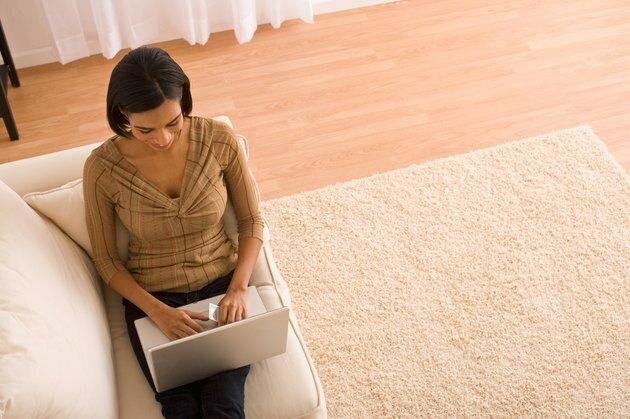 Vrouw ontspannen met laptop