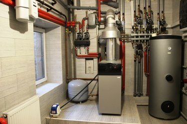 Rumah boiler, pemanas air, tangki ekspansi dan pipa lainnya. sistem pemanas independen modern baru di ruang ketel