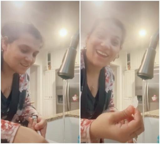 mulher usando água quente para tirar cera do castiçal de prata