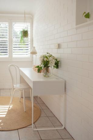 ideia de escritório em casa branca com mesa contra parede de tijolos