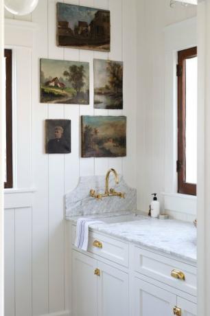 beyaz çiftlik evi uşak kiler, lavabo ve vintage yağlıboya tablolar