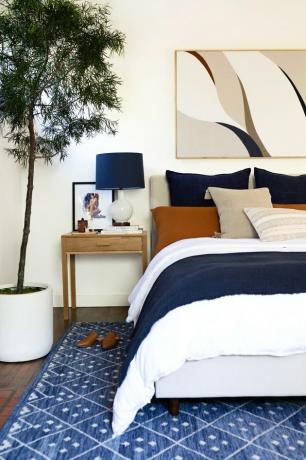 camera da letto con tavolozza di colori blu scuro, bianco e ruggine