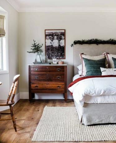quarto bege com cama com cores de natal vermelho e verde