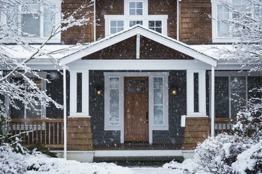 Sneeuw valt in de buurt van huis