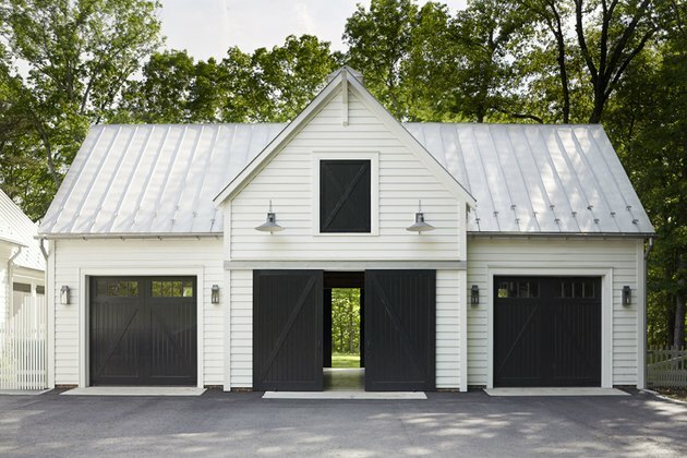 Portas de garagem pretas com exterior branco